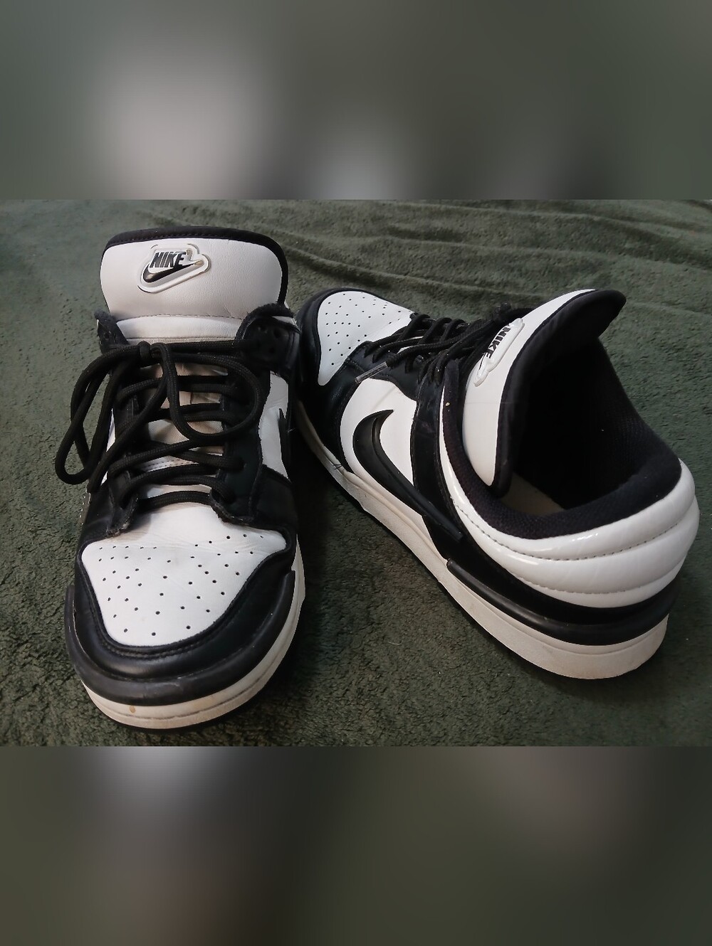 Nike Dunks Men’s Black and White Low-Top Sneakers with Swoosh